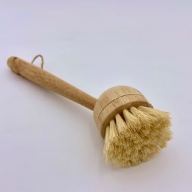 Zefiro bamboo dish brush with replaceable head, bamboo handle and plant-fiber bristles on white background