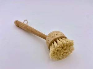 Zefiro bamboo dish brush with replaceable head, bamboo handle and plant-fiber bristles on white background